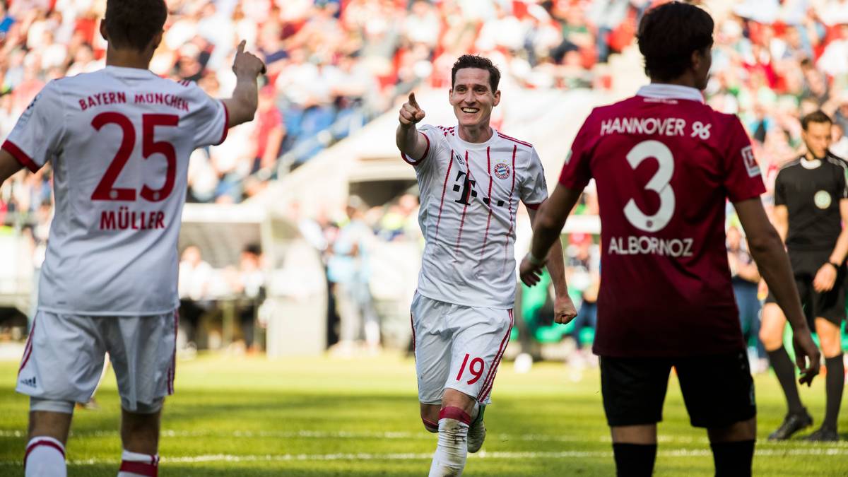 Sebastian Rudy legt in der 89. Minute noch einen Volleytreffer zum 0:3-Endstand obendrauf