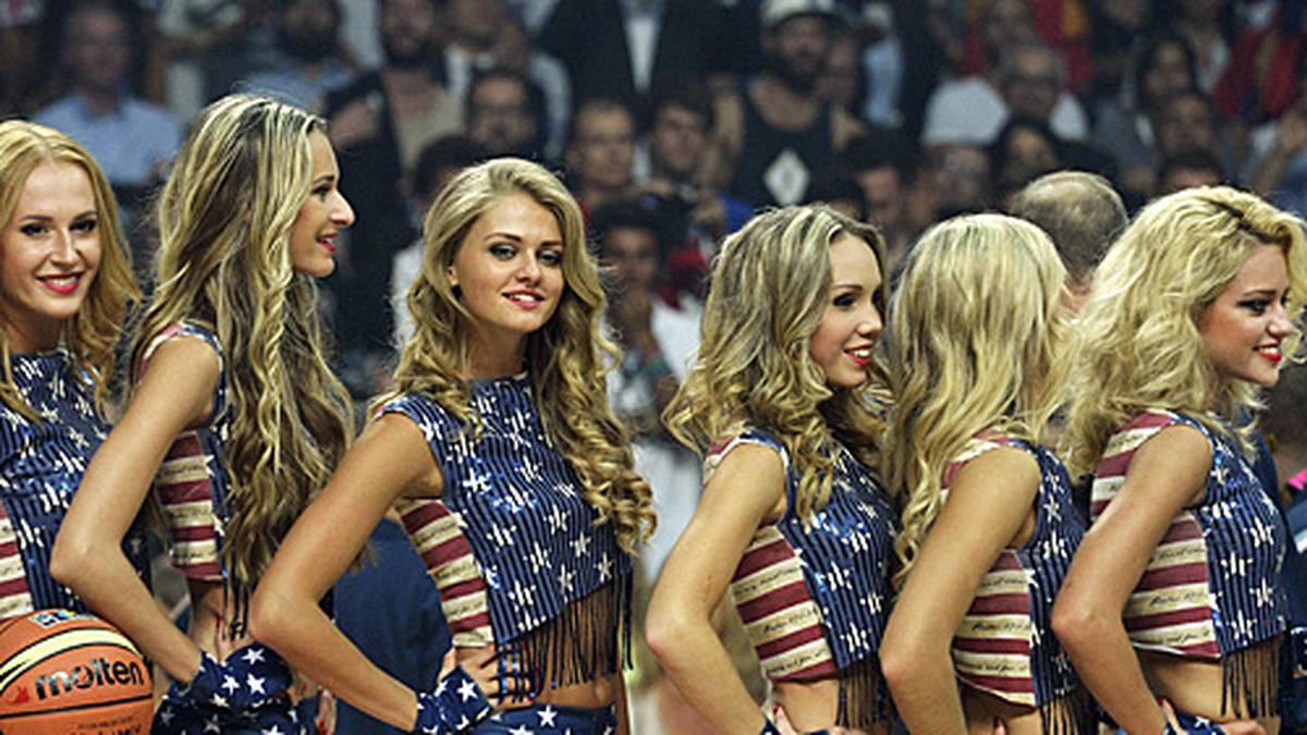 Dafür strahlen die spanischen Cheerleader das Spiel hübsch