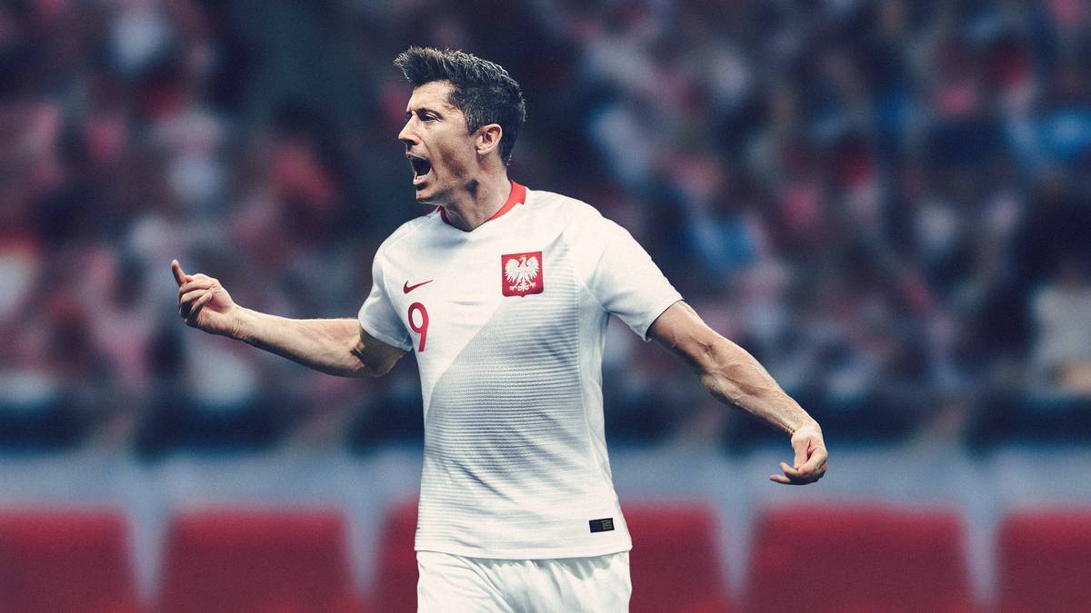 POLEN (Nike, 85 Euro): Superstar Robert Lewandowski muss sich im Vergleich zu den Vor-Versionen des polnischen Trikots nicht wirklich umgewöhnen. Wie schon bei den Turnieren zuvor ist das Shirt vor allem in Weiß gehalten - mit einigen roten Applikationen