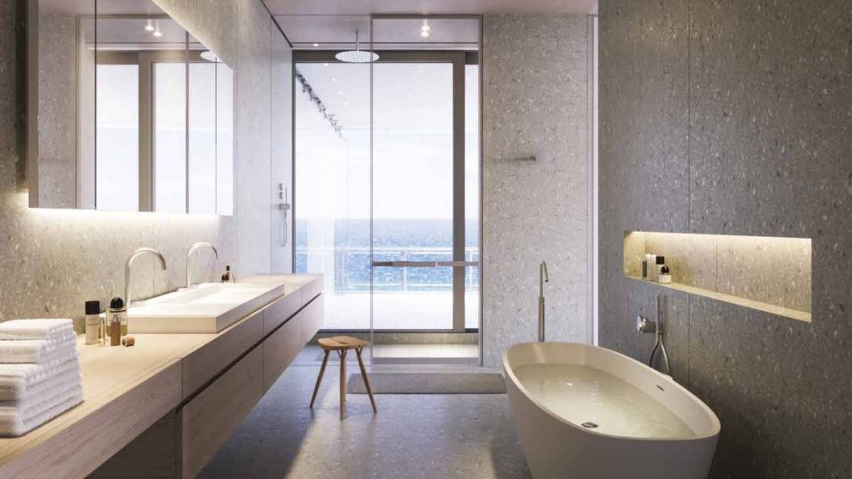 Im Bad entspannen kann man in einer großzügigen Badewanne mit Blick aufs Meer