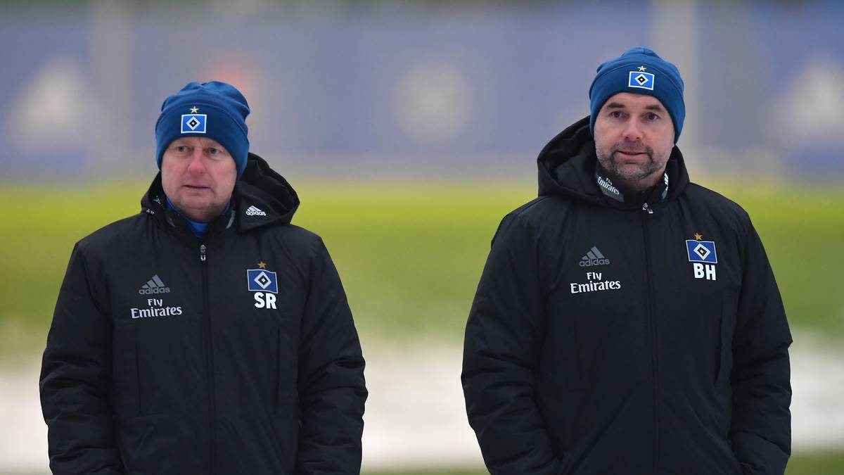 Beim Hamburger SV wartet auf Hollerbach nun in seinem ersten Bundesligaspiel als Cheftrainer gleich ein dicker Brocken. Die Hanseaten müssen am Samstag bei RB Leipzig antreten. 
