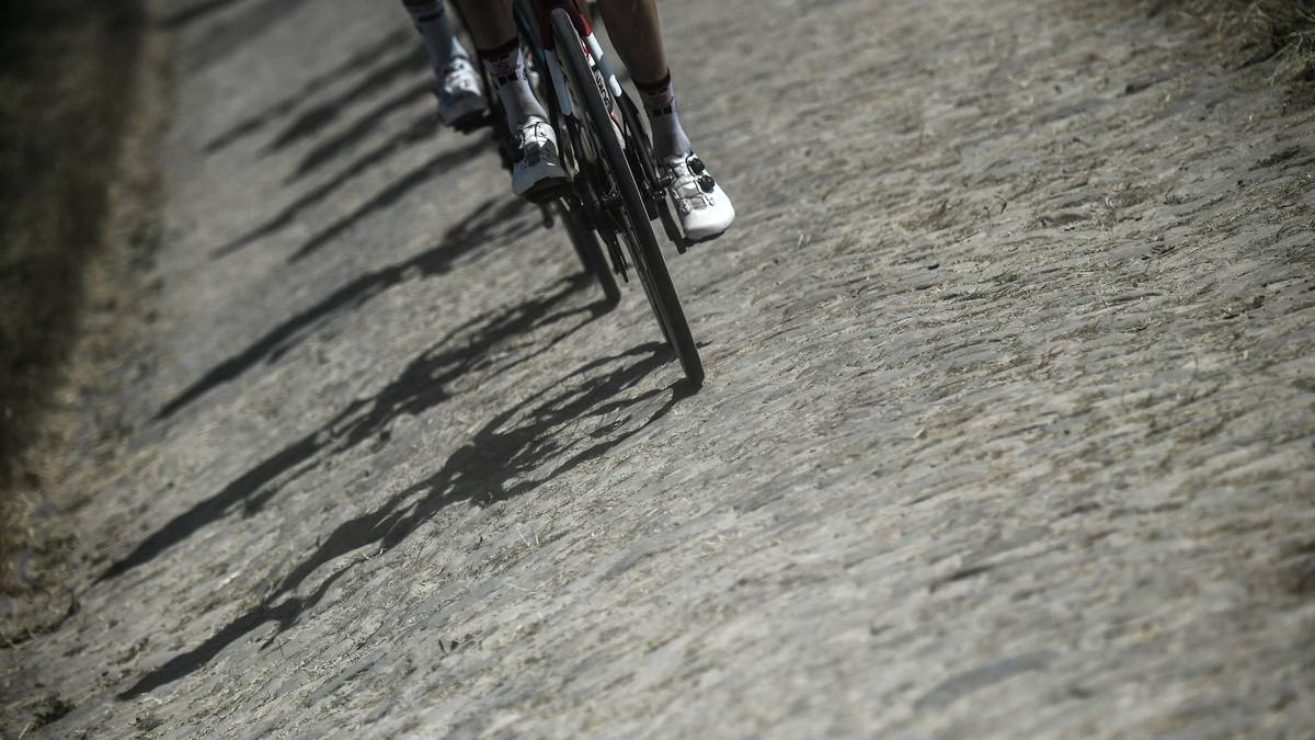 Die neunte Tour-Etappe zwischen Arras und Roubaix ist von den Fahrern schon vor dem Start gefürchtet. Der Grund: Auf 21 Kilometern müssen sich die Profis mit Kopfsteinpflaster herumschlagen. Dieser sorgt für stark erhöhte Sturzgefahr