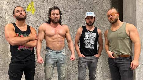 Kenny Omega (2.v.l.), Hangman Page (r.) und die Young Bucks bleiben AEW treu