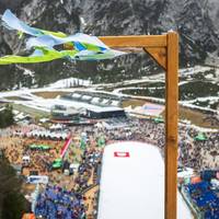 Das Weltcup-Skifliegen im slowenischen Planica kann am Freitag nicht stattfinden. Nun soll der Wettkampf sehr früh am Samstag über die Bühne gebracht werden.