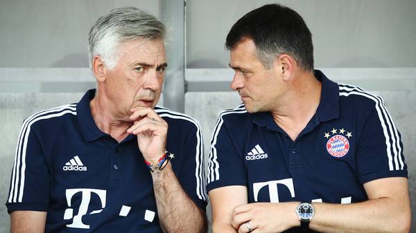 Willy Sagnol (rechts) soll die Bayern nach der Entlassung von Carlo Ancelotti wieder in die Erfolgsspur führen