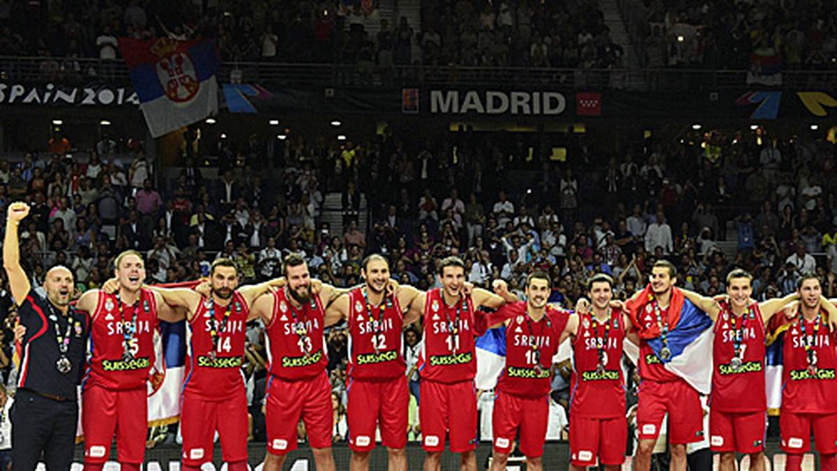 Die Serben lassen sich von der deutlichen Pleite die Laune nur kurz vermiesen, freuen sich bei der Siegerehrung schon über Silber. Ihre insgesamt dritte WM-Medaille seit dem Zerfall Jugoslawiens