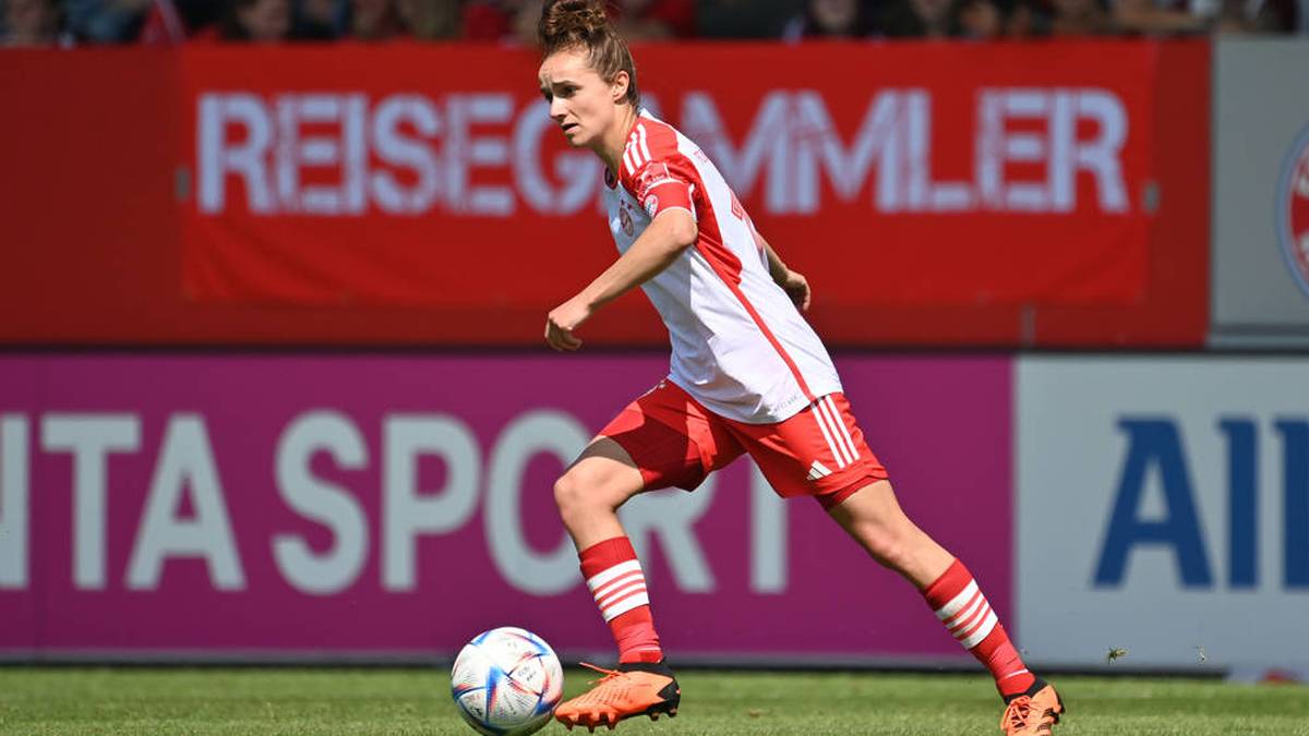Lina Magull ist 28 Jahre alt und spielt beim FC Bayern München. Bislang absolvierte sie 72 Länderspiele und schoss 22 Tore. 2013 und 2014 wurde sie Champions-League-Siegerin