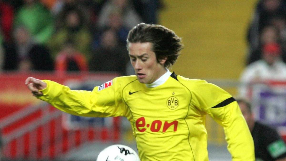 19. JUNI 2004: Die Namensrechte am Westfalenstadion werden für fünf Millionen Euro verkauft. Zudem verpfändet der BVB die Transferrechte an zunächst fünf Spielern. Später wird bekannt, dass unter anderem auch die Rechte von Tomas Rosicky (Foto) als Gegenleistung für eine 15-Millionen-Euro-Geldspritze des Grevener Bauunternehmers Sahle abgetreten werden