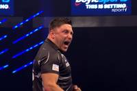 Gerwyn Price zieht zum dritten Mal in das Finale des Darts World Grand Prix ein, nachdem er Michael Smith mit 4:2 nach Sätzen besiegt. 