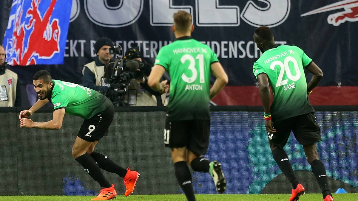 Dann der Schock für die Sachsen: Jonathas de Jesus (l.) bringt Hannover in der 56. Minute in Führung