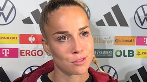 DFB-Kapitänin Giulia Gwinn spricht über ihr Comeback in der Nationalmannschaft und über ihre Unterstützung für die verletzten Mitspielerinnen Lena Oberdorf und Giovanna Hoffmann.