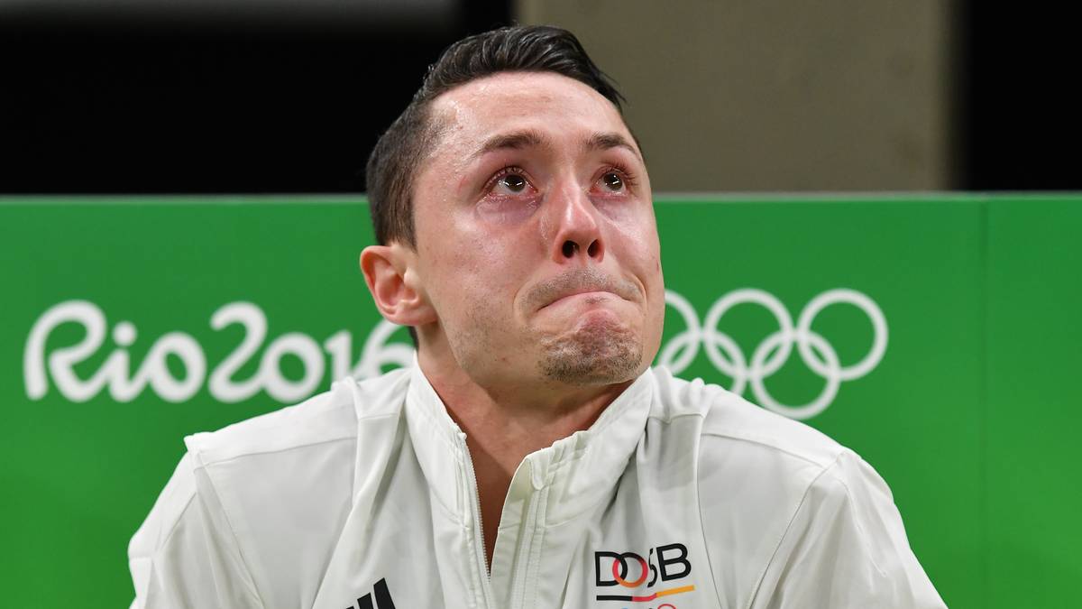 Trotz sichtbarer Schmerzen quälte sich Toba im Anschluss zu seiner Übung aufs Pauschenpferd - und sicherte dem deutschen Team mit einer wahren Heldentat den Einzug ins Finale