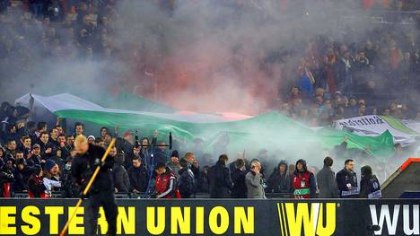 Pyrotechnik beim Spiel Feyenoord Rotterdam gegen AS Rom