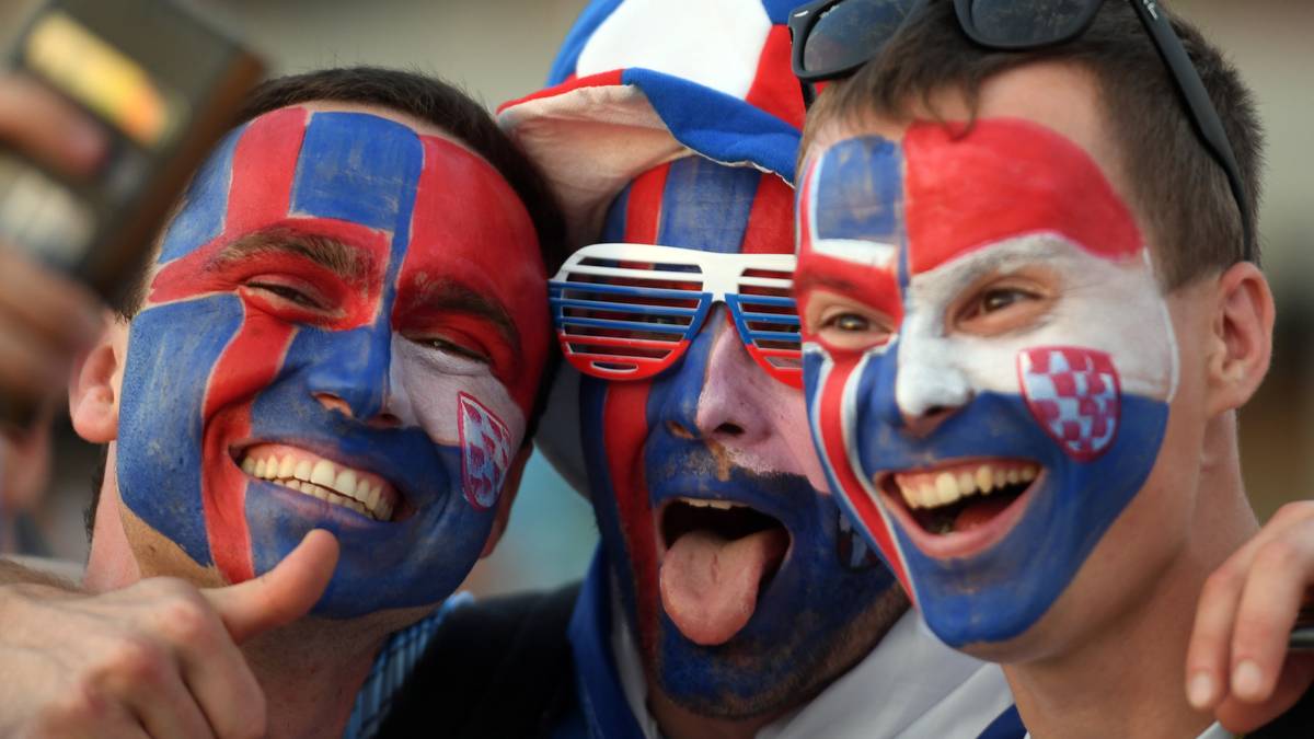 Kroatisches Schachbrettmuster in bunt. Diese Jungs mit aufwendiger blau-weiß-roter Gesichtsbemalung