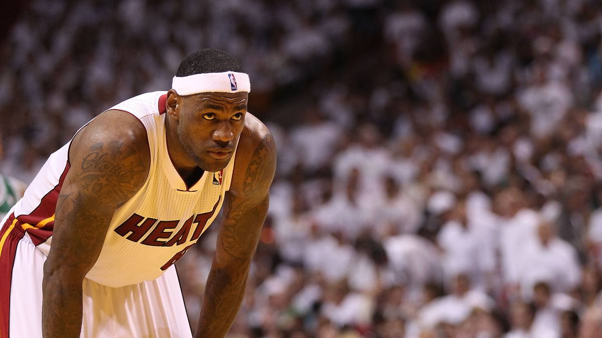 Doch dann bricht er den Cavaliers-Fans die Herzen: Als frisch gebackener MVP wechselt "King James" 2010 nach Miami, um sich endlich einen Meisterring an den Finger stecken zu können. 2012 und 2013 erfüllt er sich diesen Traum. Die Bitterkeit nach "The Decision" hält nicht nur in Cleveland lange an