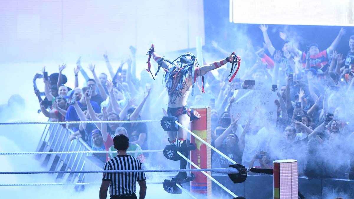 Eine schöne Überraschung für die Fans: In seinem Match gegen Constable Baron Corbin tritt Finn Balor erstmals seit langer Zeit wieder in seinem Alter Ego als spektakulär bemalter "Demon" an