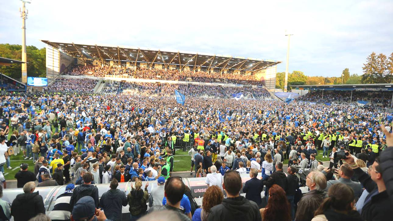 Darmstadt feiert den Aufstieg! Nach dem Spiel stürmen die Fans den Platz