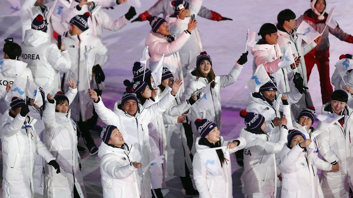 Ein südkoreanischer Bobfahrer und eine nordkoreanische Eishockeyspielerin tragen die Fahne. Diese zeigt einen blauen Umriss Koreas auf weißem Grund. Insgesamt sind 156 Sportler für Korea dabei