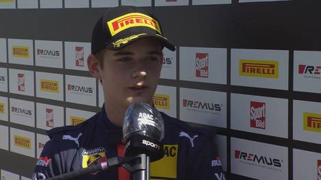 Der 16-jährige Engländer freut sich über seinen ersten Rennsieg in der neuen Formel 4 Saison.