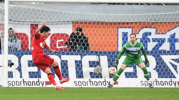 Heung-Min Son von Bayer Leverkusen trifft gegen den SC Paderborn