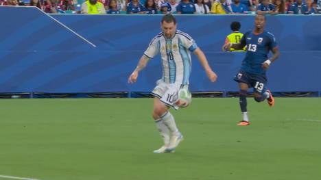 Er kann es einfach nicht lassen! Lionel Messi trifft auch im achten WM-Spiel in Folge und baut damit seinen eigenen Rekord weiter aus. Dieser Mann ist einfach unglaublich. 