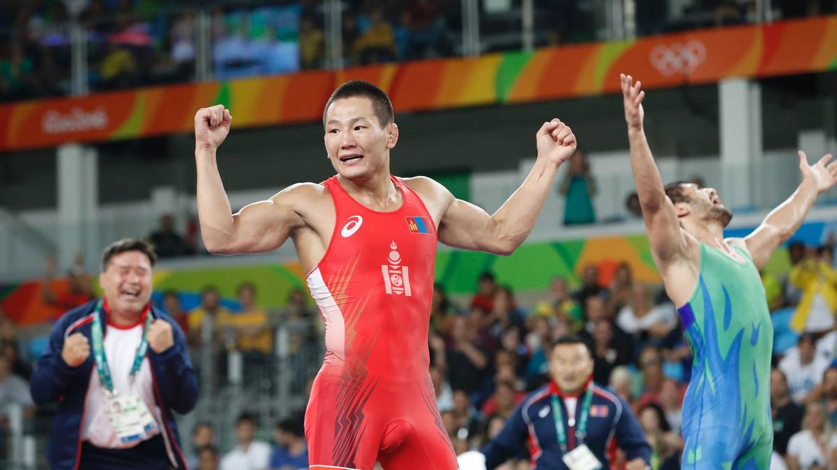 Mandakhnaran Ganzorig aus der Mongolei fühlt sich nach dem Kampf gegen Ikhtiyor Navruzow aus Usbekistan wie der sichere Sieger und fängt an rumzutanzen. Dabei ist der Kampf noch nicht beendet