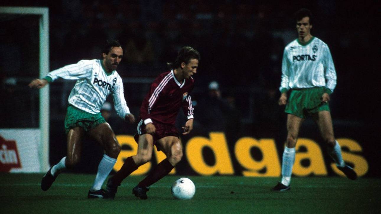 Fußball, Europapokal der Landesmeister 1988 1989, SV Werder Bremen - BFC Dynamo 5-0 Europapokal der Landesmeister 1. Runde, SV Werder Bremen - Berliner FC Dynamo: Jonny Otten (li., Bremen) gegen Andreas Thom (BFC)