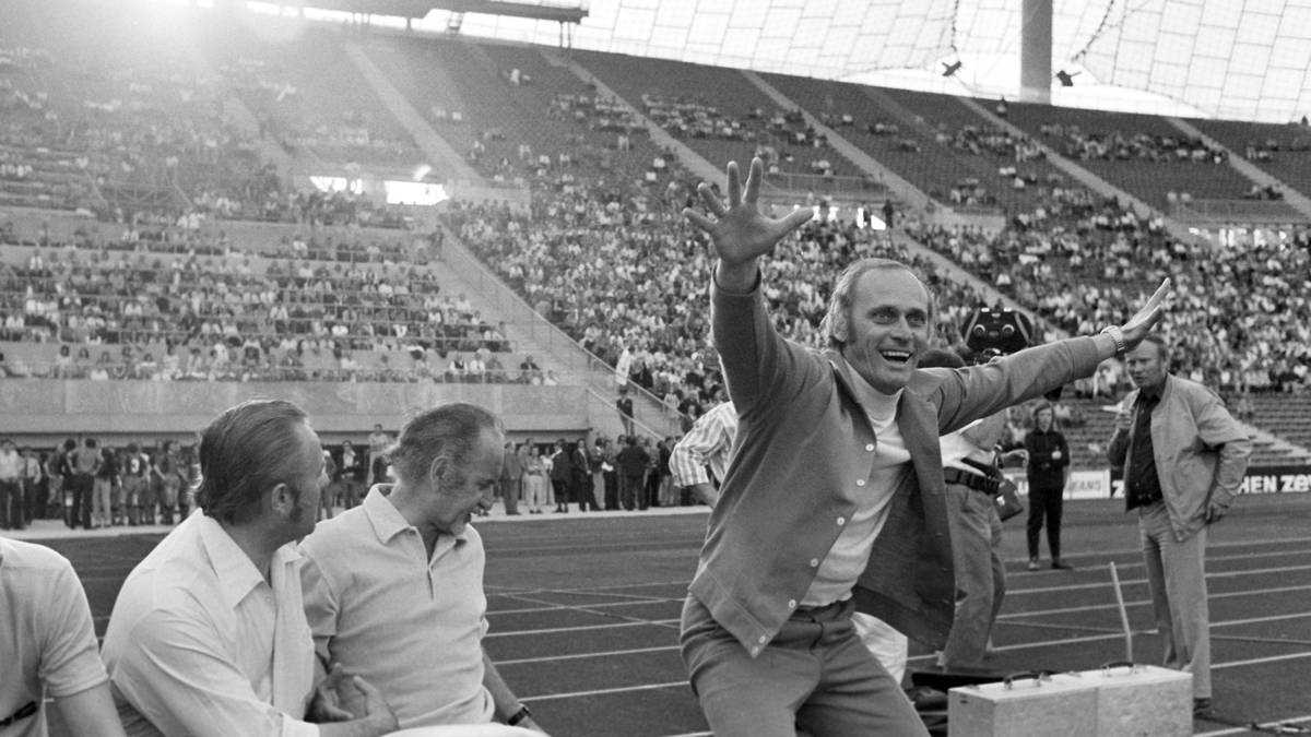 Die Mannschaft von Coach Udo Lattek ist in der Saison vom ersten bis zum letzten Spieltag Tabellenführer und holt mit elf Punkten Vorsprung auf den 1. FC Köln die Meisterschaft