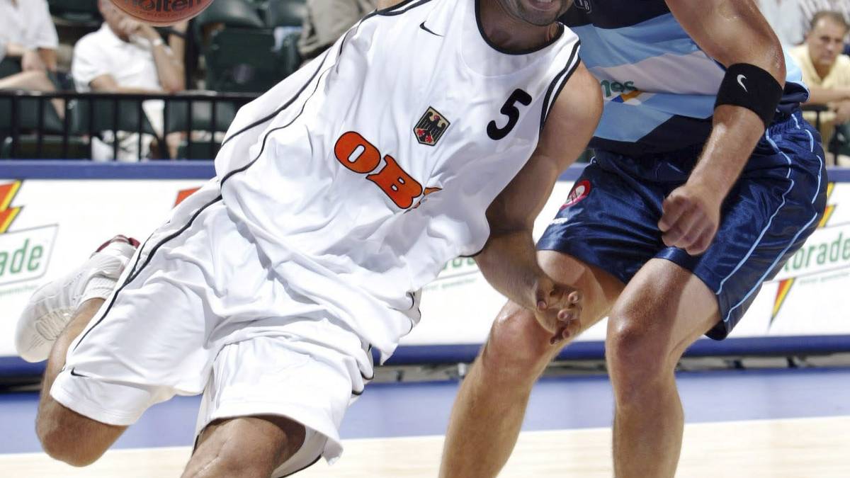 POWER FORWARD - ADEMOLA OKULAJA vs. MAXI KLEBER: "Warrior" Okulaja war hinter Nowitzki mit 14,2 Punkten im Schnitt der zweitbeste Scorer. Mit seiner Athletik wühlte Okulaja unter dem Korb, war aber auch mit 54 Prozent Quote von der Dreierlinie gefährlich. Zusätzlich schnappte er sich noch sechs Rebounds pro Partie