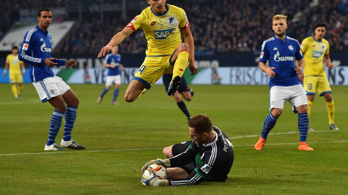Gut, dass Schalke sich auf seinen Keeper verlassen kann: Ralf Fährmann (u.) macht hinten drin mal wieder alles dicht. Spätestens beim Schlussmann der Königsblauen ist für Tarik Elyounoussi und Co. Endstation