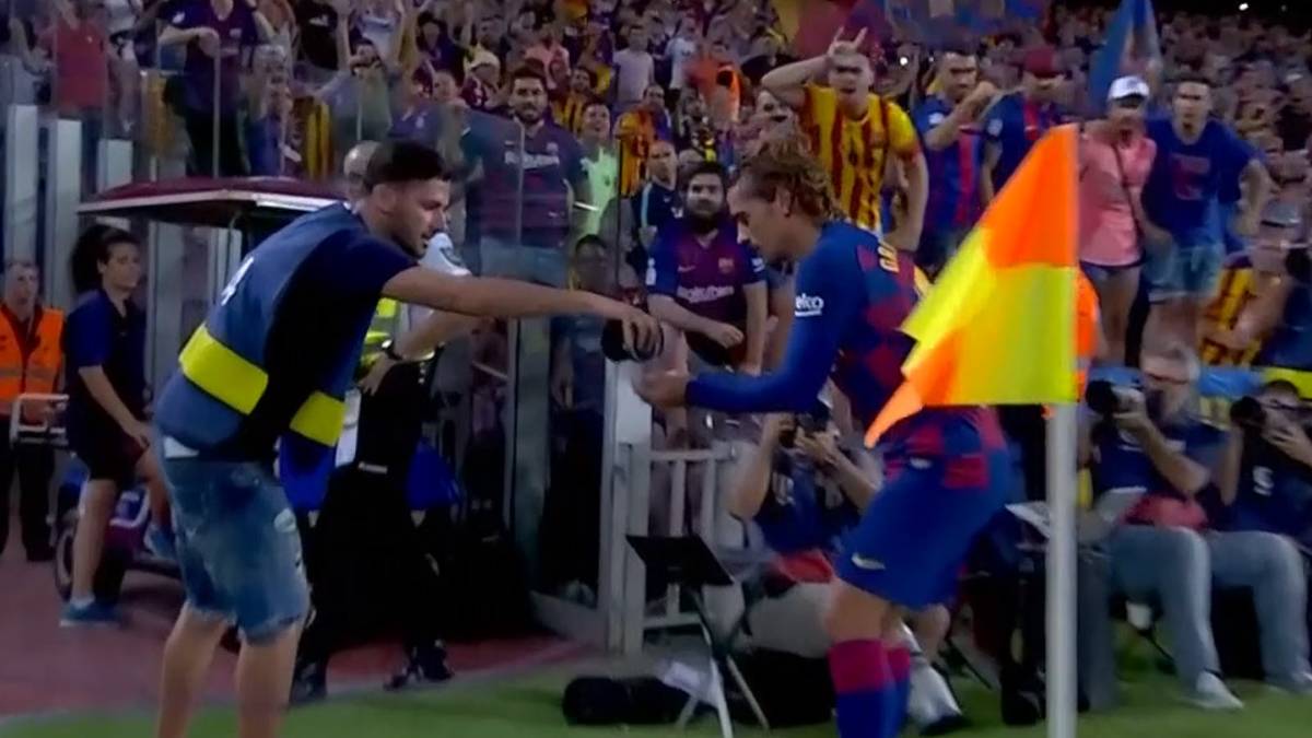 Obendrein hatte Griezmann einen besonderen Torjubel vorbereitet. Nach seinem zweiten Tor ließ er sich an der Seitenlinie Konfetti in den Barca-Farben geben ...