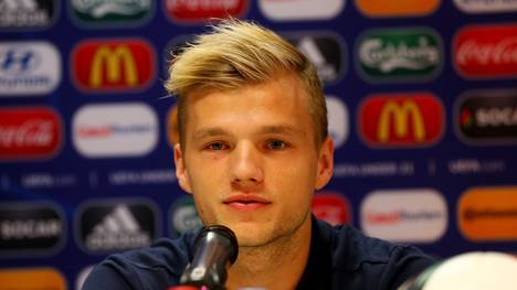 Johannes Geis auf einer Pressekonferenz der U21