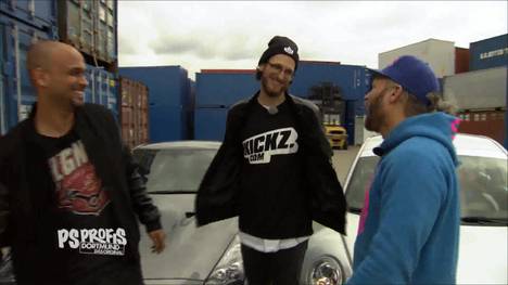 Der Geschäftsführer des Sneaker-Versandhandels „Kickz“ braucht ein cooles Promo-Fahrzeug. Viel können muss es eigentlich nicht. Dafür soll es geil aussehen und nach Möglichkeit wenig Ärger machen. Das Budget liegt bei maximal 20.000 Euro. Eine spannende Aufgabe für die PS PROFIS Jean Pierre und Sidney, bei der ihre Kreativität gefragt ist. Finden die Jungs eine coole Karre für „Kickz“?
