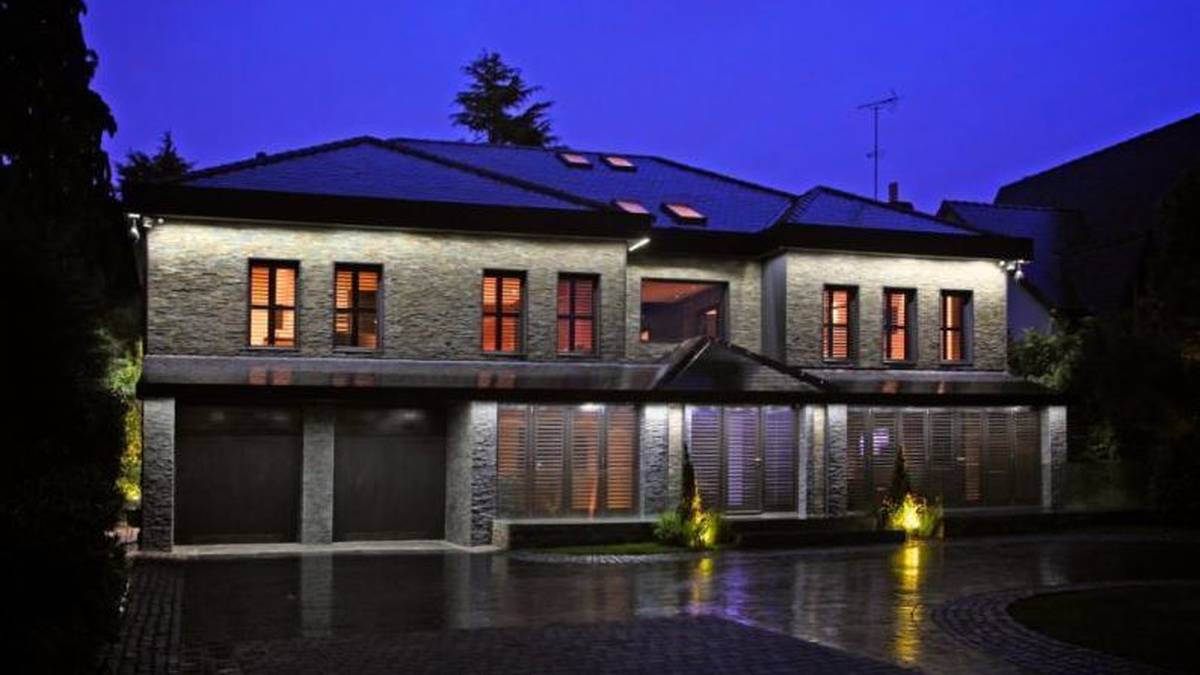 Nur das Beste für Zlatan! Das neue Zuhause des 34-Jährigen kann sich sehen lassen. 19.500 Euro überweist Ibrahimovic nach Angaben der englischen Boulevardzeitung "Sun" monatlich für das Prachtstück. Kein Problem bei einem Jahresgehalt von zirka 15 Millionen Euro