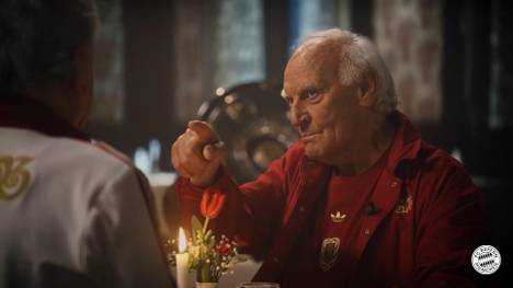 Zum 125-jährigen Vereinsjubiläum des FC Bayern sitzen die Granden Franz "Bulle" Roth, Sepp Maier und Paul Breitner an einem Tisch. Roth packt eine Anekdote von der ersten Begegnung mit Maier aus.