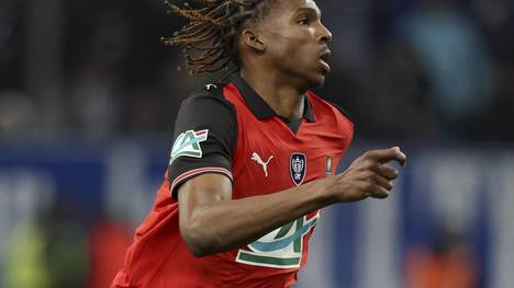 Im exklusiven SPORT1-Interview äußert sich Bayerns Sportvorstand Max Eberl zu der Planung auf der Innenverteidiger-Position. Dabei beschäftigten sich die Münchener auch mit einem französischen Talent. 