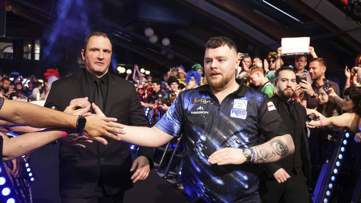 Obwohl er beim Grand Slam of Darts früh ausschied, bleibt sein Potenzial unbestritten. Rock erreichte bei der Darts-WM 2023 das Achtelfinale und zeigte dabei spektakuläres Darts. Viele Experten sehen in ihm einen zukünftigen Weltmeister, und auch 2025 könnte er bei der WM für Schlagzeilen sorgen.