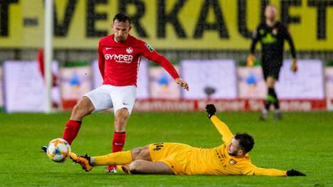 Der 1. FC Kaiserslautern (l.: Simon Skarlatidis) kam gegen Sonnenhof Großaspach nicht über ein 0:0 hinaus