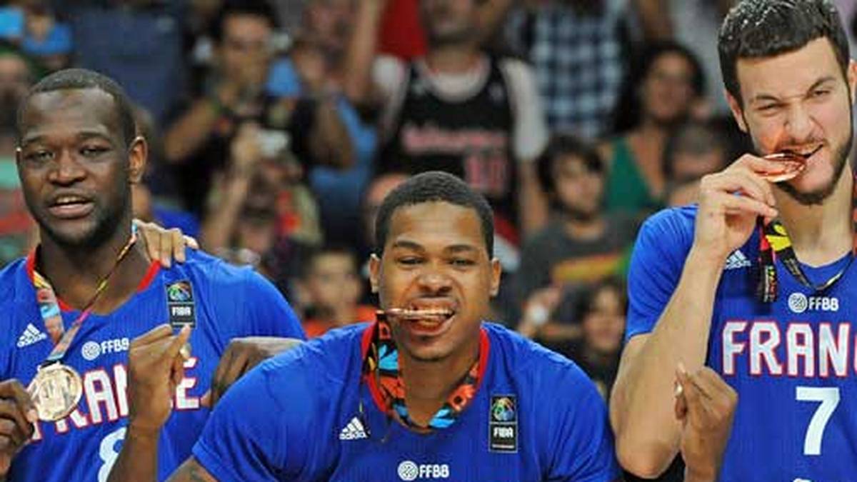 Da darf der obligatorische Biss-Test in das gute Bronze-Stück natürlich nicht fehlen  