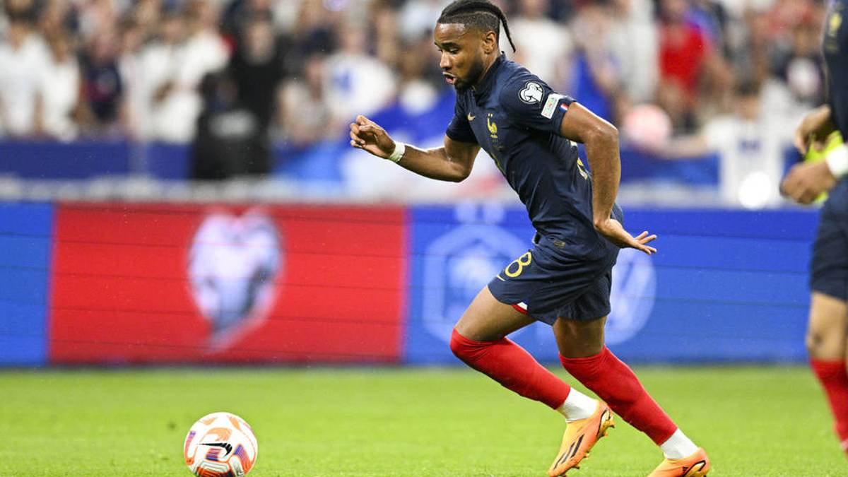 Ein besonderes Schicksal ereilt den Ex-Leipziger. Bereits die WM 2022 in Katar verpasste der technisch versierte Rechtsfuß aufgrund einer Innenbandverletzung, nun ist er in einem desaströsen Formtief angekommen und wurde so folglich von Didier Deschamps nicht berücksichtigt. 