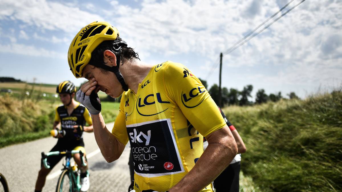 Mega-Skandal auf der 16. Etappe der Tour de France: Auf der Strecke zwischen Carcassonne und Bagnères-de-Luchon bekommen die Fahrer Tränengas in die Augen. Auch der Gesamtführende Geraint Thomas bleibt nicht verschont. SPORT1 zeigt die Bilder zum Eklat