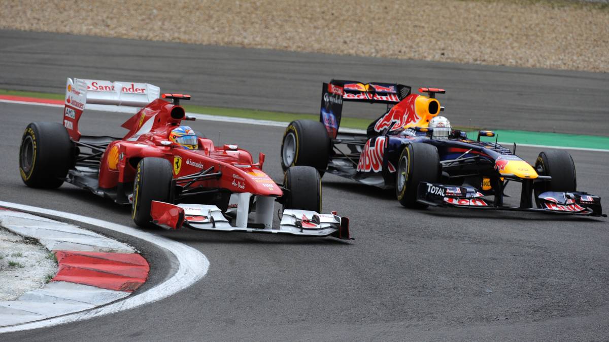 2011: Mit insgesamt elf Siegen rast Vettel zu seinem zweiten WM-Titel. Doch auf dem Nürburgring wird er lange von Felipe Massa ausgebremst und fährt als Vierter das schlechteste Ergebnis jener Saison ein