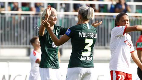 Pernille Harder (l.) Zsanett Jakabfi waren maßgeblich am nächsten Sieg des Vfl Wolfsburg beteiligt