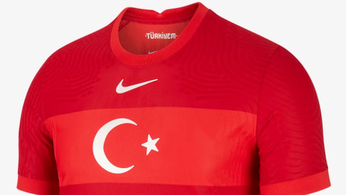 Auswärts tritt die türkische Mannschaft komplett in Rot-Tönen an.