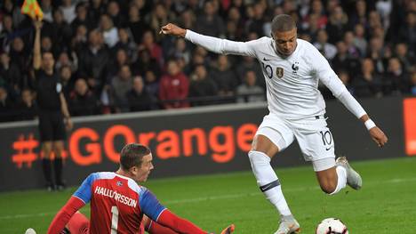 Kylian Mbappe (r.) war an beiden französischen Treffern gegen Island beteiligt