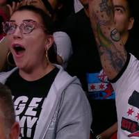 WWE-Rivale AEW verkündet bei Dynamite die Rückkehr des streitbaren Topstars CM Punk - die Fans vor Ort reagieren diesmal nicht nur mit Jubel.
