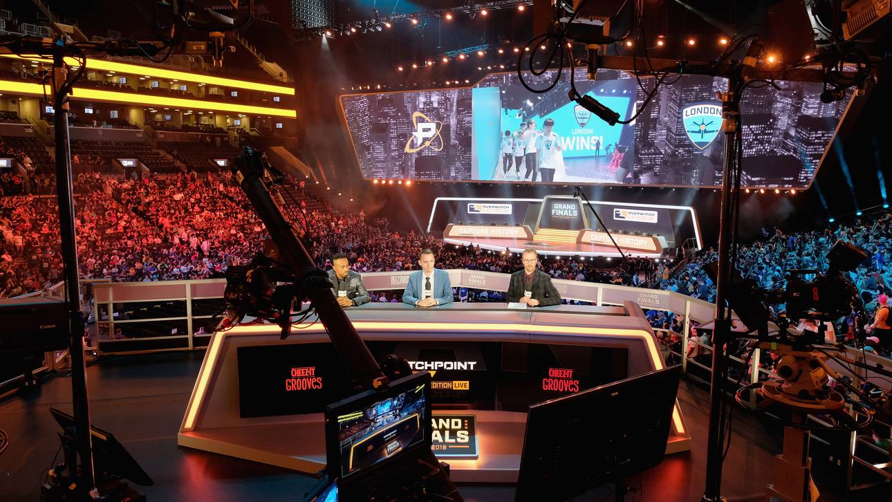 Der Caster-Desk vor dem Start des großen Finales der Overwatch League Season 1