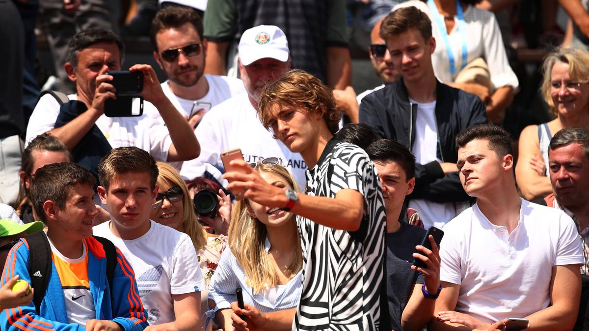 ... darf er am Ende Selfies machen. Er besiegt Pierre-Hugues Herbert und steht in der zweiten Runde