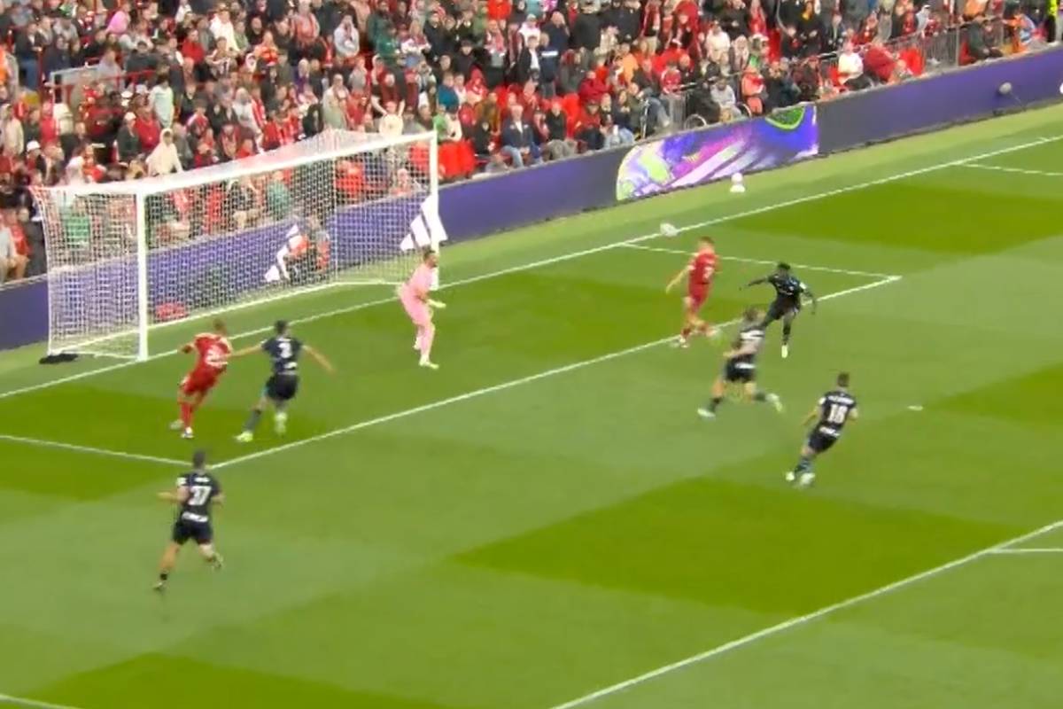 Florian Wirtz hat sein erstes Heimspiel im Trikot des Liverpool Football Club absolviert. Bei seiner Auswechslung erhält der Neuzugang tosenden Applaus.