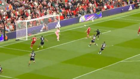 Florian Wirtz hat sein erstes Heimspiel im Trikot des Liverpool Football Club absolviert. Bei seiner Auswechslung erhält der Neuzugang tosenden Applaus.